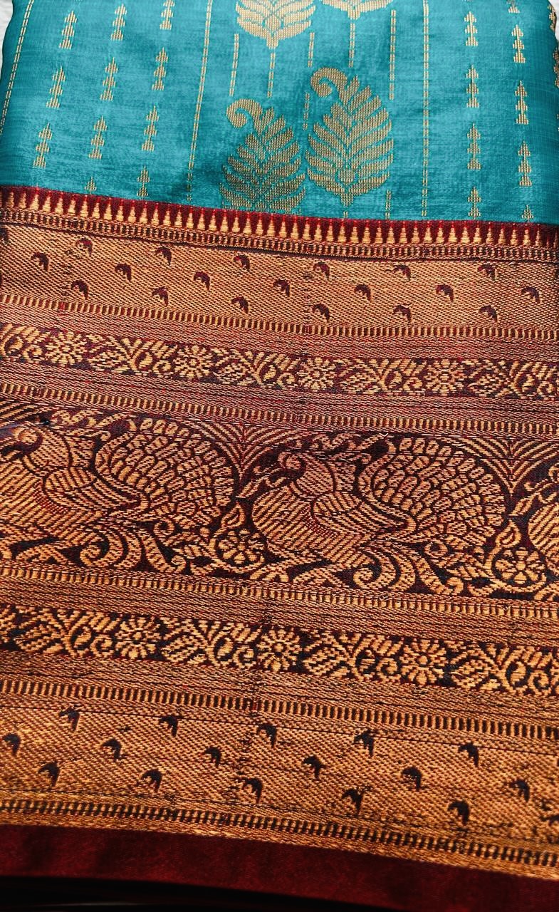 Kanjivaram Jacquard Silk Saree with Woven Zari Pattern